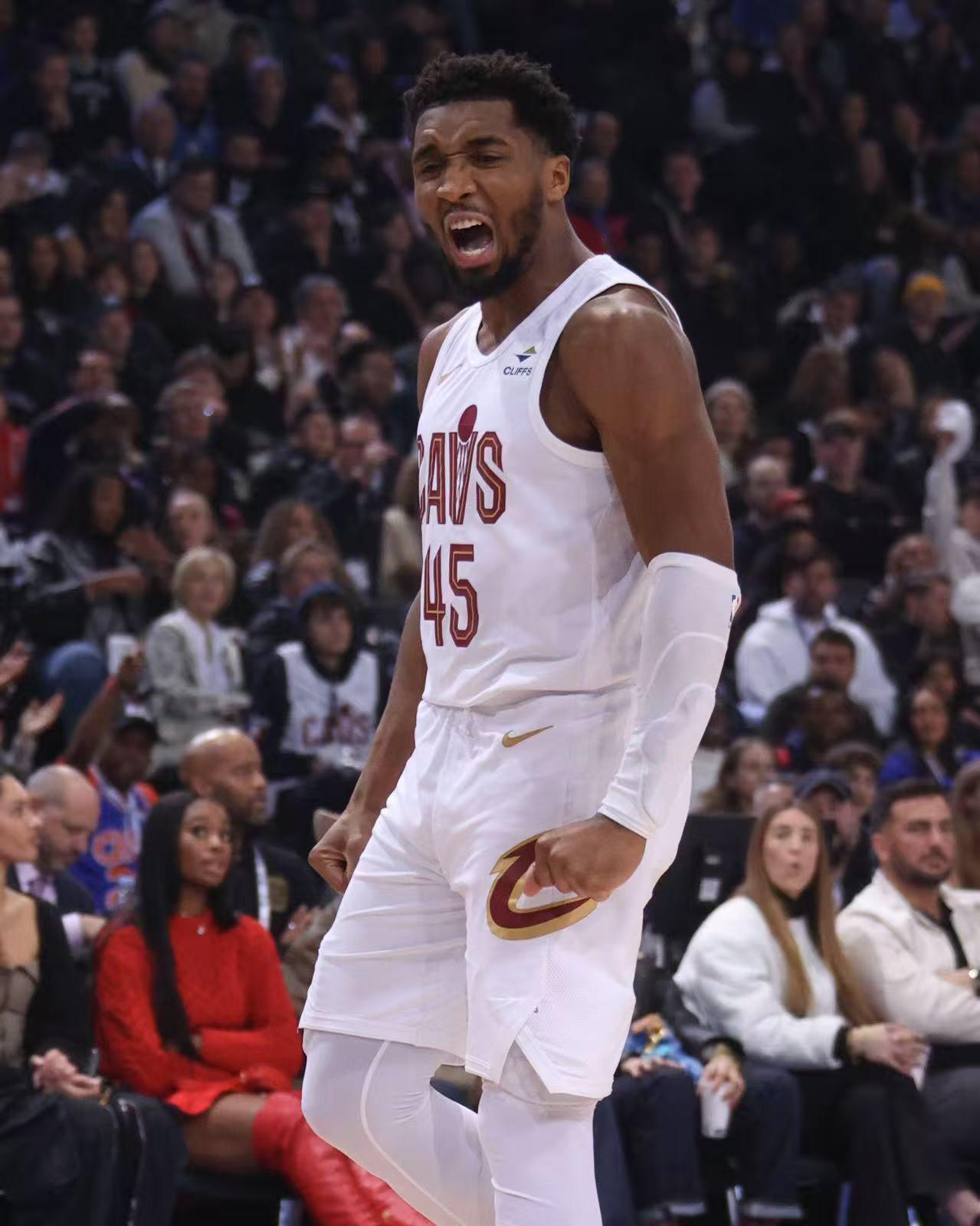 包含澳大利亚男篮轻取凯尔特人，萨姆·米切尔绝境逆转的词条