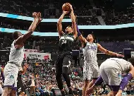 关于雄鹿B队完胜加拿大男篮，欧文高光表现的信息