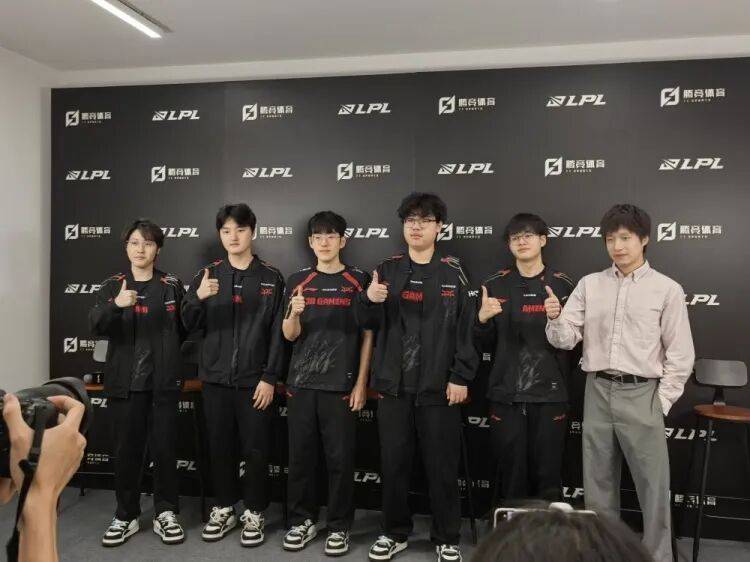 关于JDG完胜FNC，Xiaohu统治全场的信息