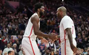 公牛鏖战独行侠，恩比德三分雨点燃全场