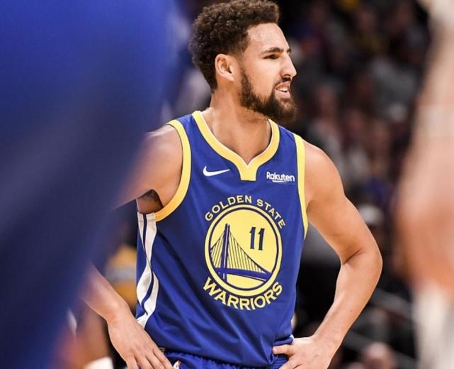 里昂前锋暴力咬人遭停赛，球队崩溃负面话题