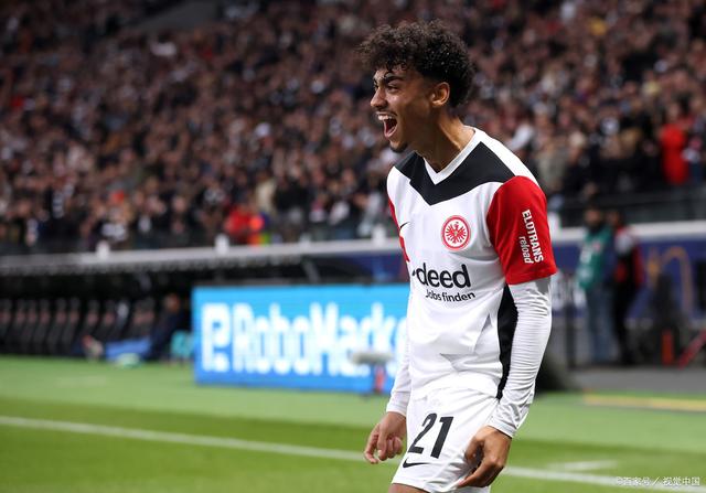 斯图加特赢得激烈战斗法兰克福，努力追赶领先者的简单介绍