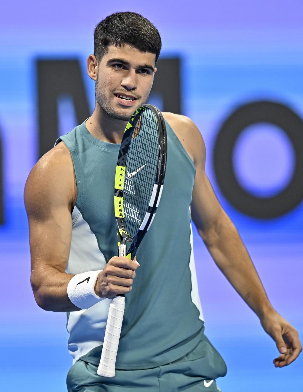 包含西班牙网球队爆冷英国网球队，阿尔卡拉斯统治全场的词条