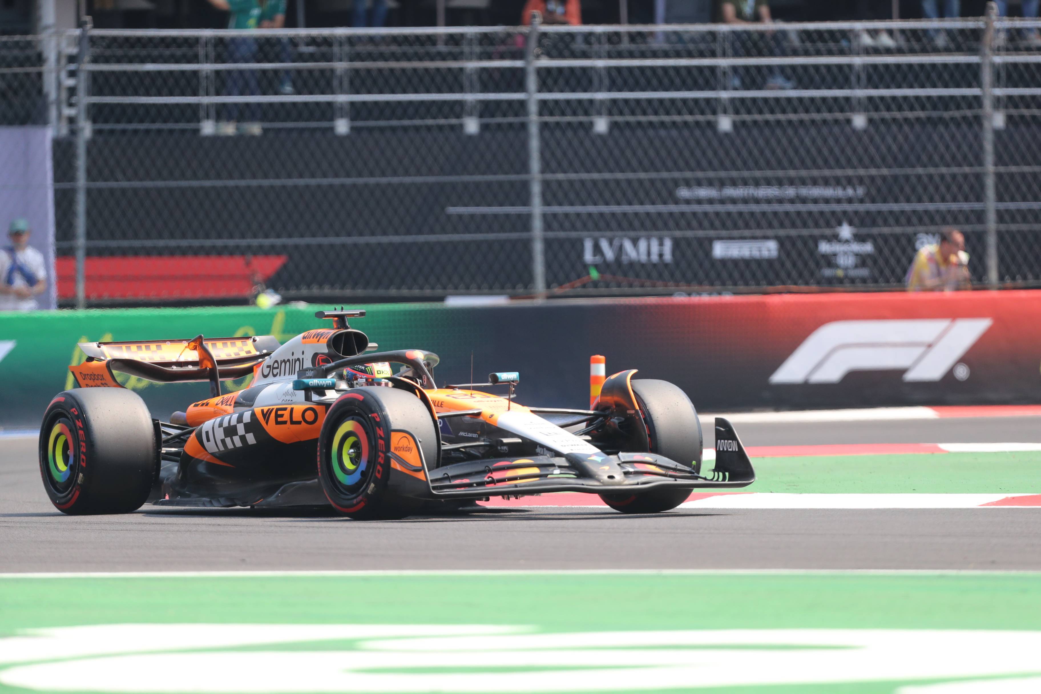 迈凯伦鏖战红牛二队，塞恩斯点燃赛场的简单介绍