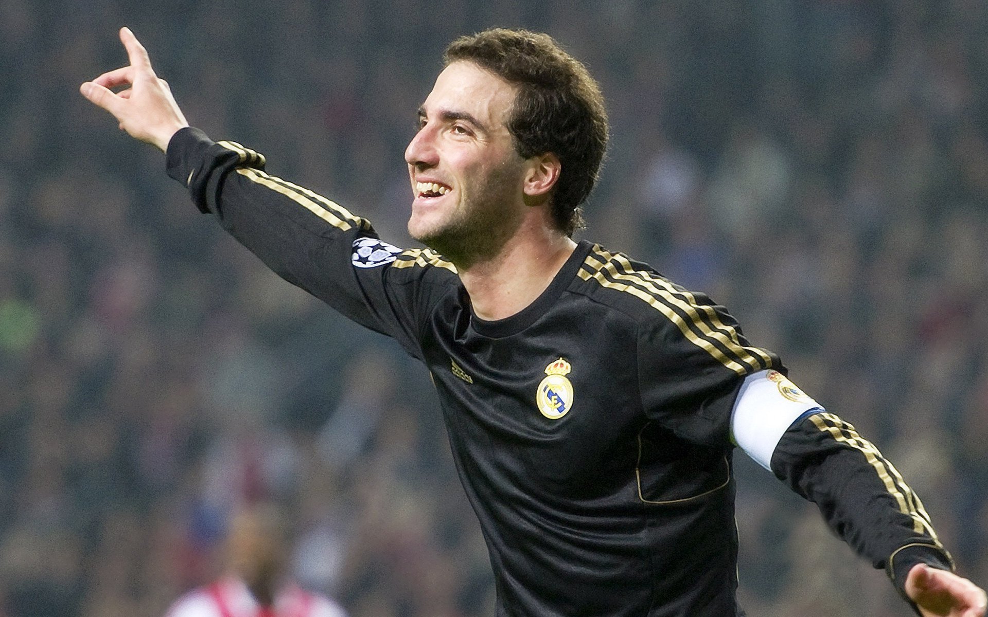 红牛极限险胜法拉利，拉塞尔高光表现成赛季转折点